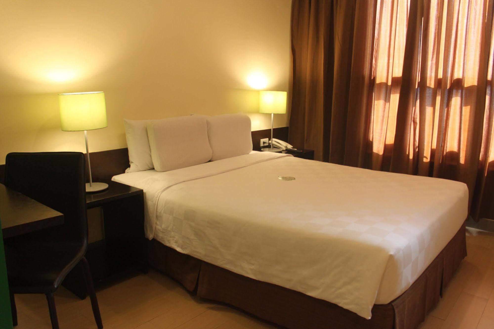 Go Hotels Plus Mandaluyong Ngoại thất bức ảnh